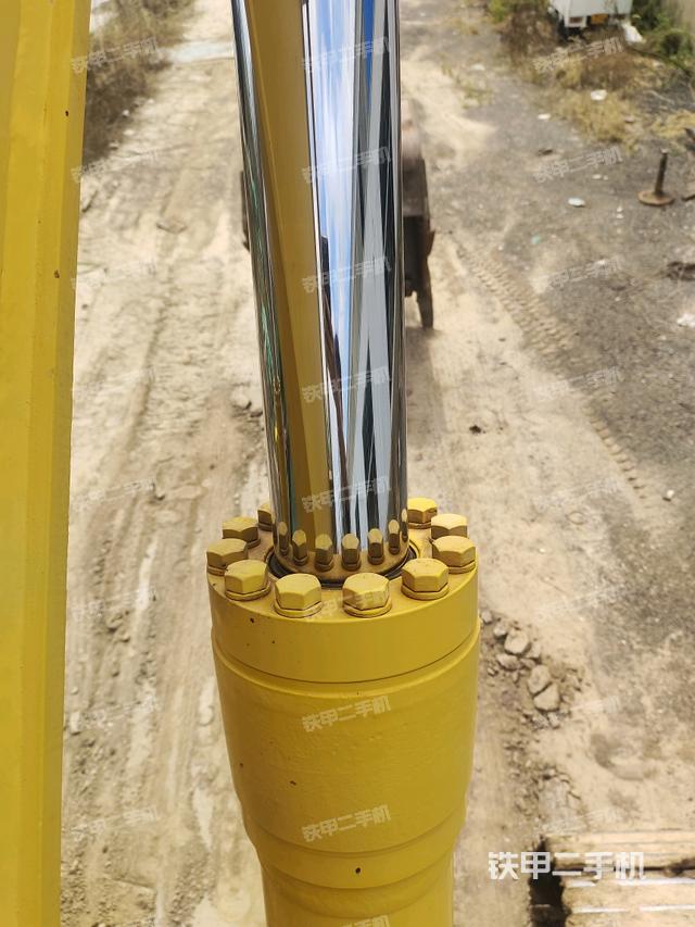 大臂油缸整体 竖拍（工作和回转装置）