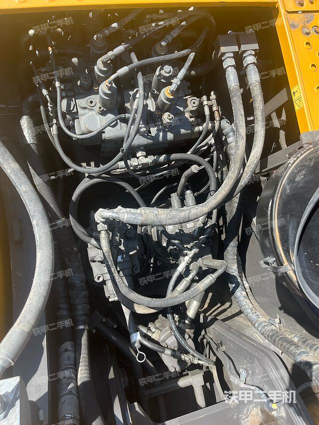 回转马达和主控阀(整机外观) 回转马达和主控阀(整机外观)