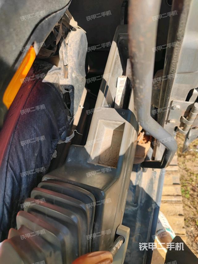 座椅右側控制臺/鑰匙門/油門/含右手柄(駕駛室部分) 座椅右側控制臺/鑰匙門/油門/含右手柄(駕駛室部分)