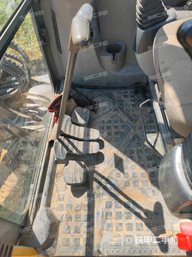 行走控制手柄和踏板?俯拍（駕駛室部分）