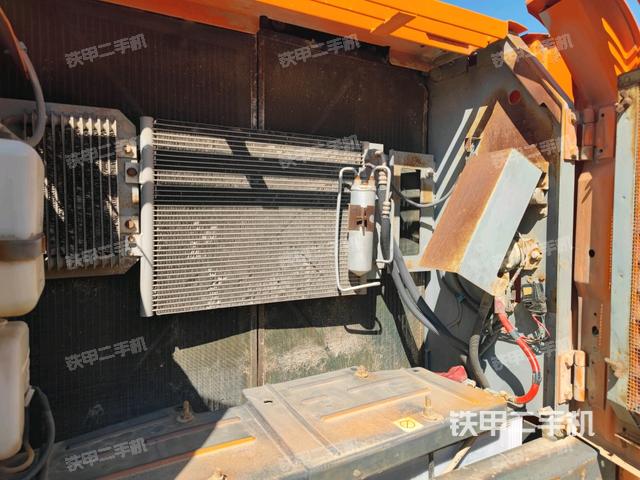 散熱器正面(大件艙室) 散熱器正面(大件艙室)