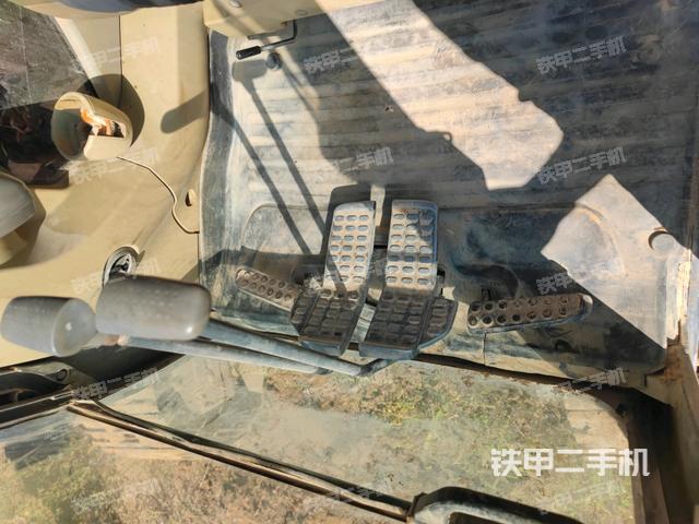 行走控制手柄和踏板?俯拍(駕駛室部分) 行走控制手柄和踏板?俯拍(駕駛室部分)