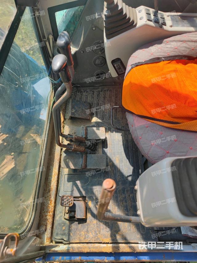 行走控制手柄和踏板?俯拍（駕駛室部分）