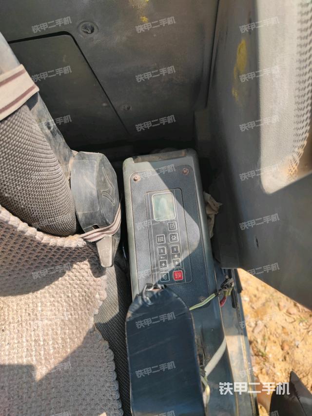 座椅右側(cè)控制臺(tái)/鑰匙門/油門/含右手柄（駕駛室部分）