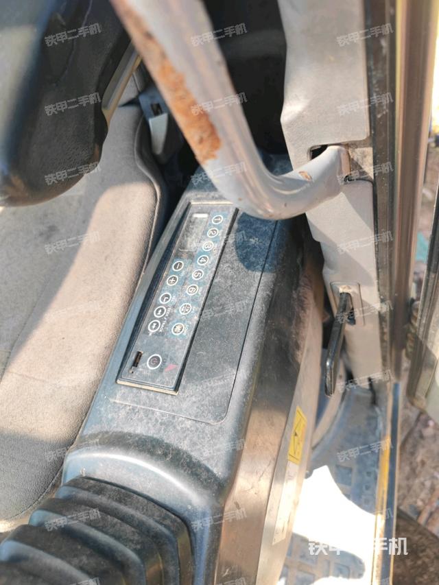 座椅右側(cè)控制臺(tái)/鑰匙門/油門/含右手柄（駕駛室部分）