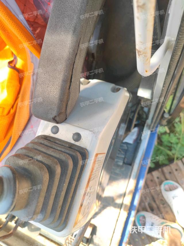 座椅左側(cè)控制臺/音響/含左手柄（駕駛室部分）