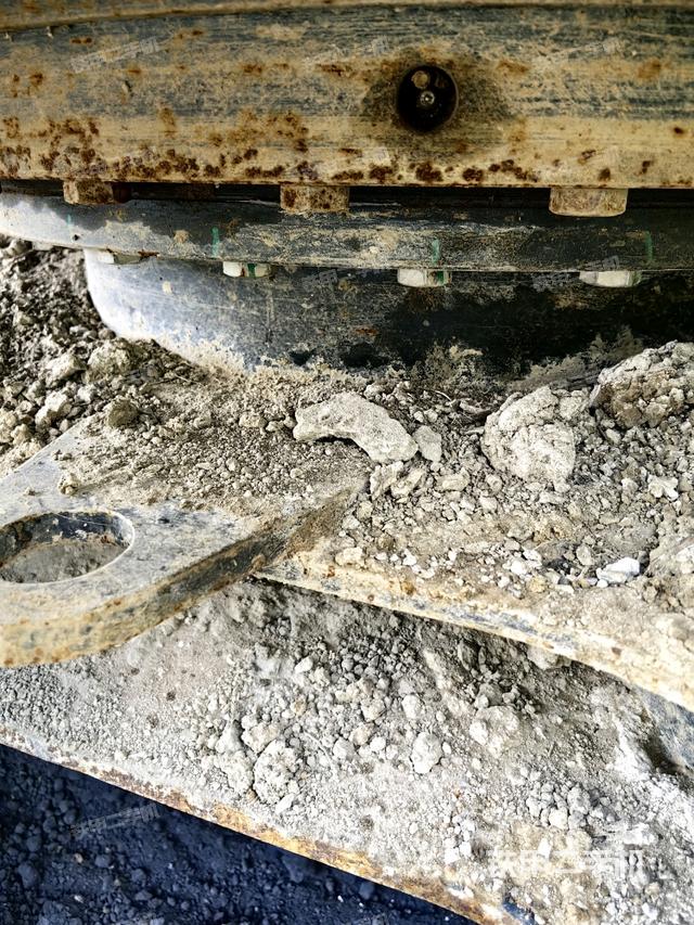 轉(zhuǎn)盤(pán)和下車架正前(工作和回轉(zhuǎn)裝置) 轉(zhuǎn)盤(pán)和下車架正前(工作和回轉(zhuǎn)裝置)