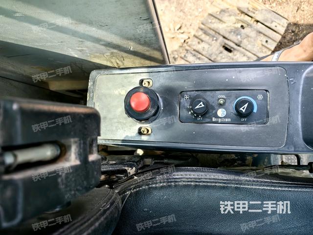 座椅左側(cè)控制臺(tái)/音響/含左手柄(駕駛室部分) 座椅左側(cè)控制臺(tái)/音響/含左手柄(駕駛室部分)