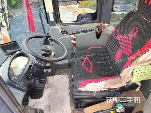 驾驶室内部（驾驶室部分）