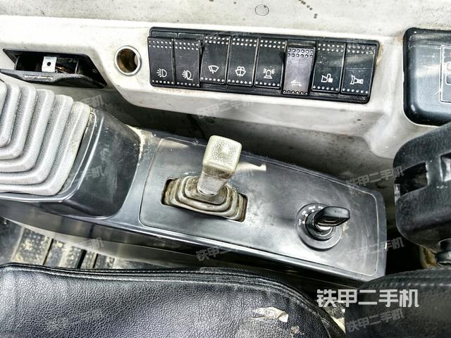 座椅右側(cè)控制臺(tái)/鑰匙門(mén)/油門(mén)/含右手柄(駕駛室部分) 座椅右側(cè)控制臺(tái)/鑰匙門(mén)/油門(mén)/含右手柄(駕駛室部分)