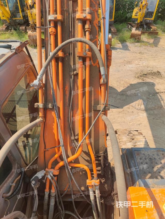 大臂背部俯視(工作和回轉(zhuǎn)裝置) 大臂背部俯視(工作和回轉(zhuǎn)裝置)