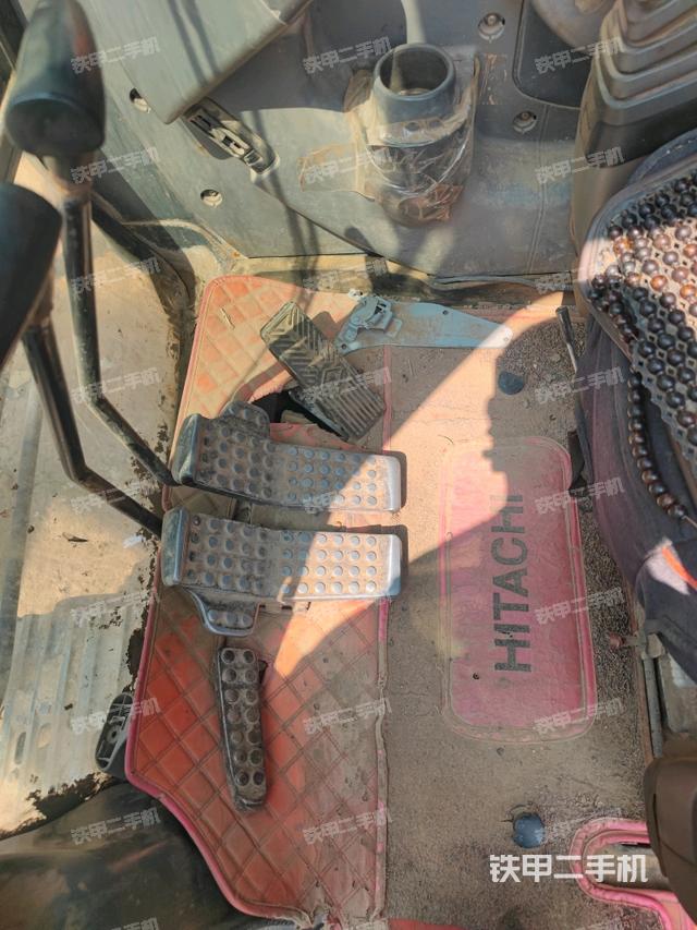 行走控制手柄和踏板?俯拍(駕駛室部分) 行走控制手柄和踏板?俯拍(駕駛室部分)