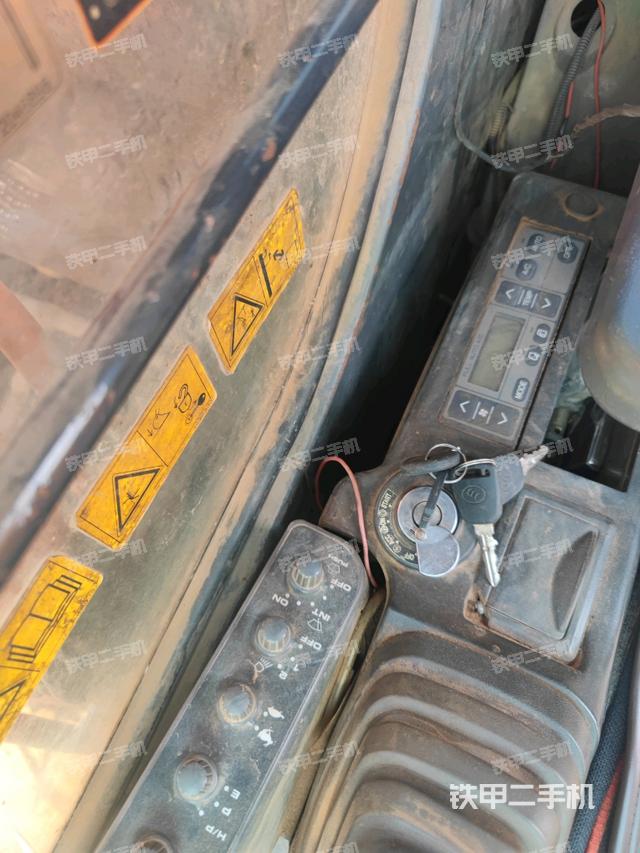 座椅右側(cè)控制臺/鑰匙門/油門/含右手柄(駕駛室部分) 座椅右側(cè)控制臺/鑰匙門/油門/含右手柄(駕駛室部分)