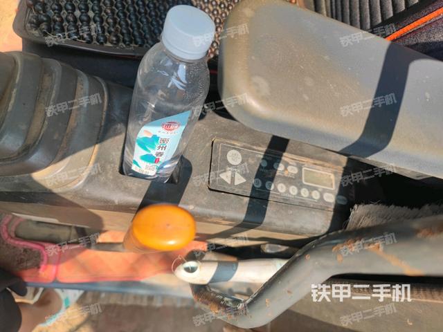 座椅左側(cè)控制臺/音響/含左手柄(駕駛室部分) 座椅左側(cè)控制臺/音響/含左手柄(駕駛室部分)