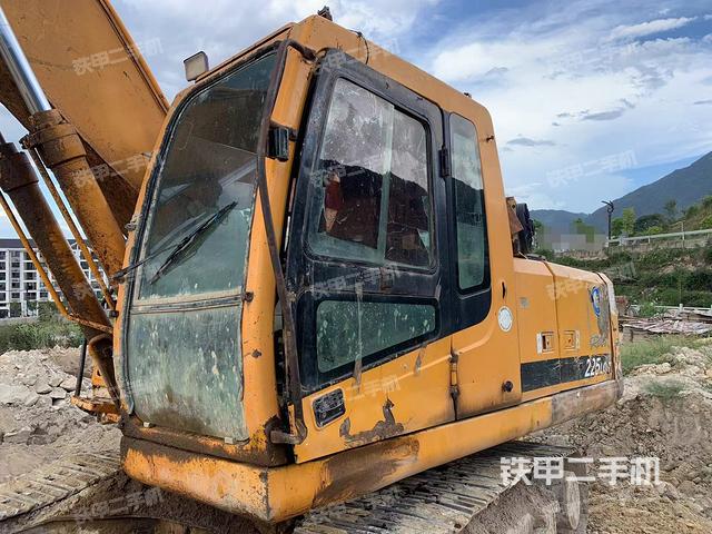 現(xiàn)代R215-7挖掘機(jī)
