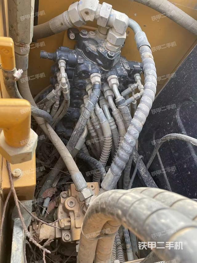 回转马达和主控阀(整机外观) 回转马达和主控阀(整机外观)