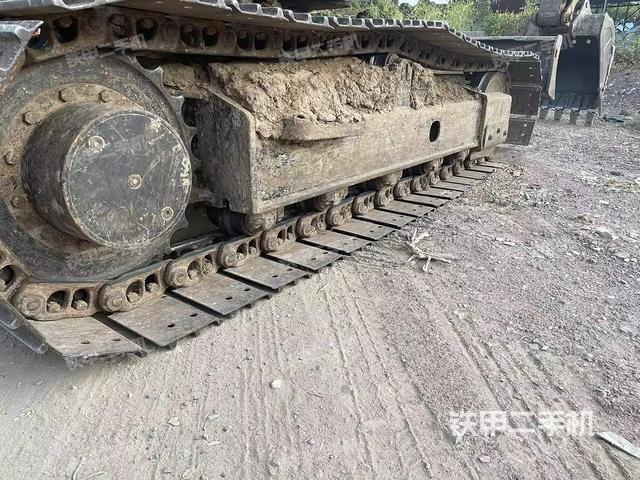 单侧履带整体(整机外观) 单侧履带整体(整机外观)