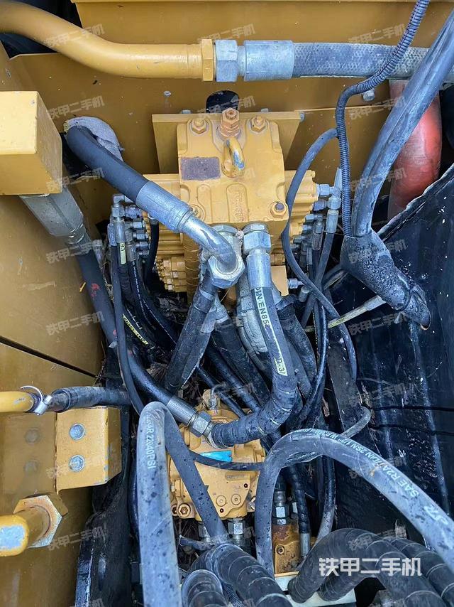 回转马达和主控阀（整机外观）