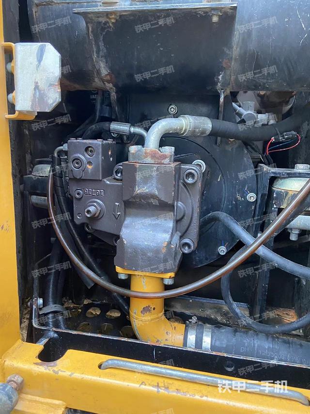 液压泵舱室正面整体（整机外观）