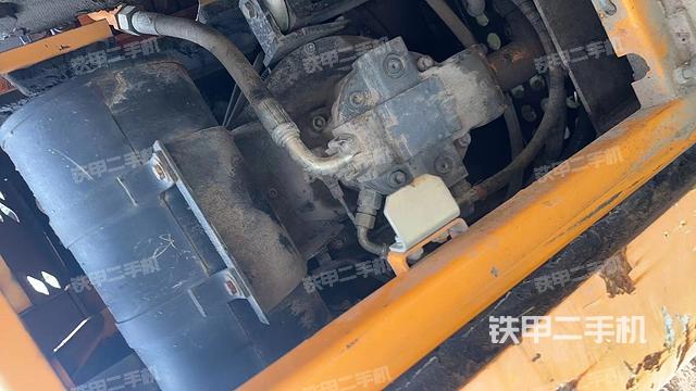 液压泵舱室正面整体（整机外观）