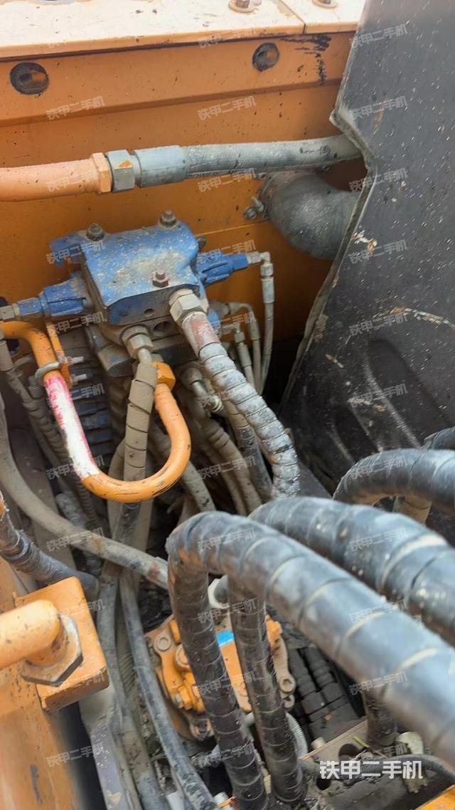 回转马达和主控阀（整机外观）