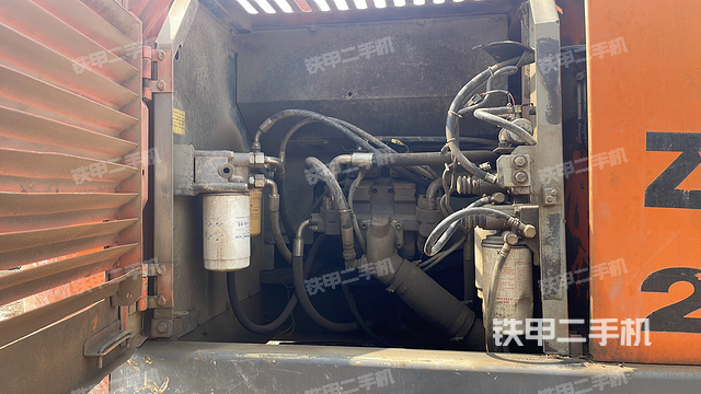 液压泵舱室正面整体（整机外观）