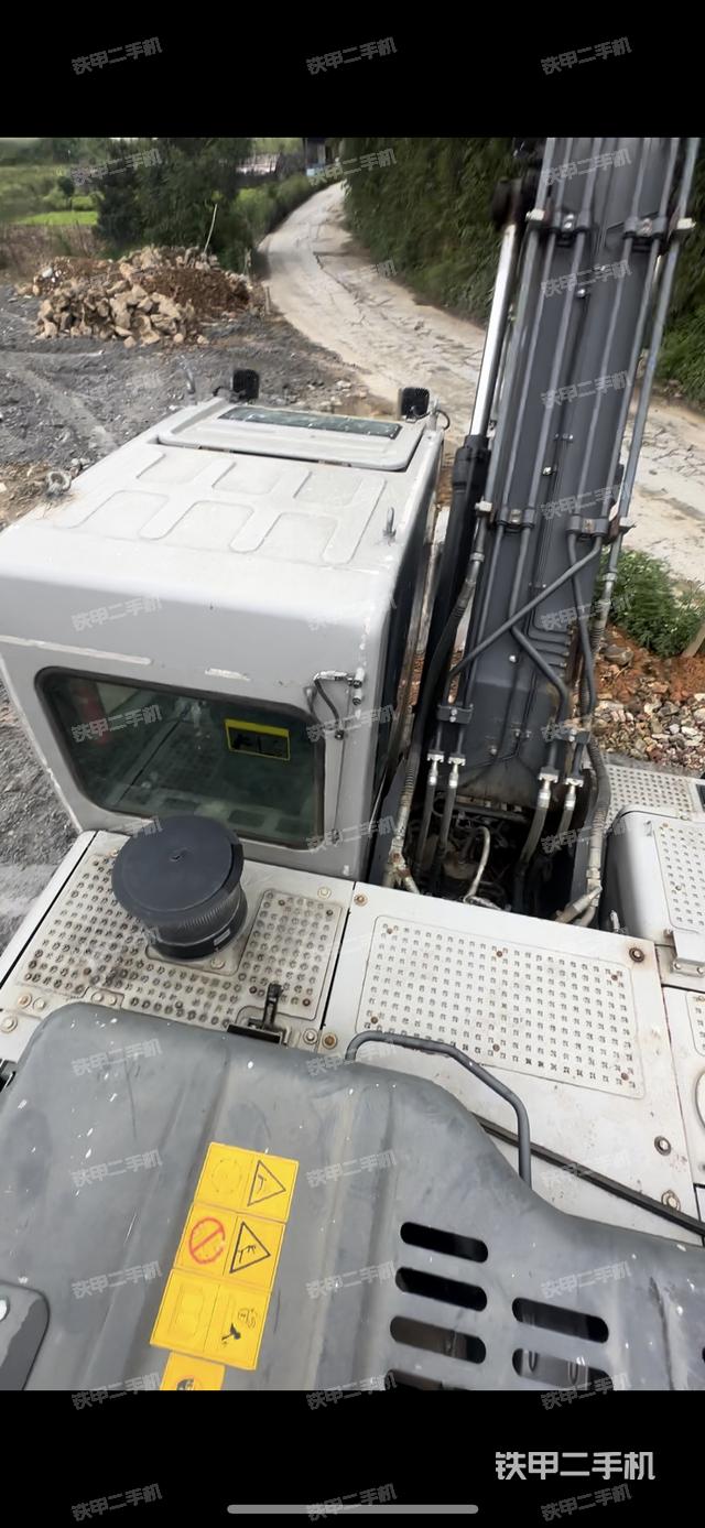 驾驶室顶部（整机外观）