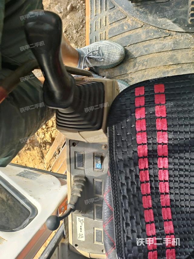 座椅左侧控制台/音响/含左手柄（驾驶室部分）