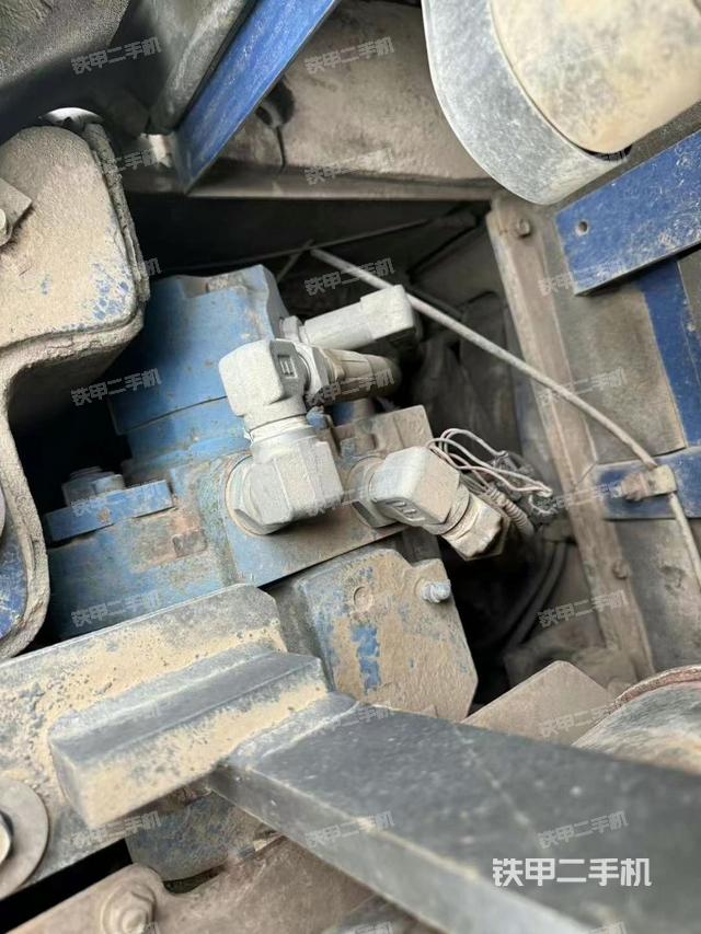 液压泵舱室正面整体（整机外观）