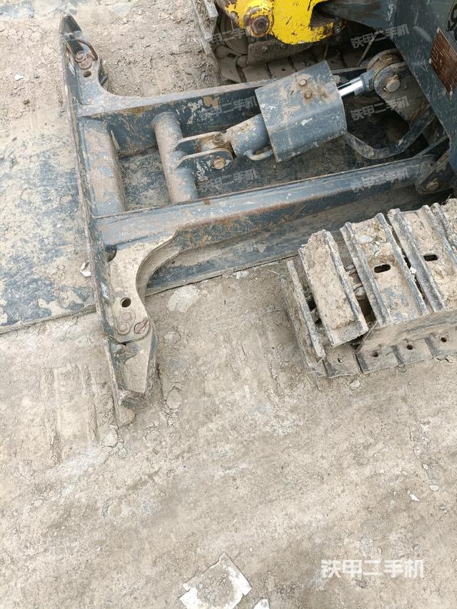 转盘和下车架正前(工作和回转装置) 转盘和下车架正前(工作和回转装置)