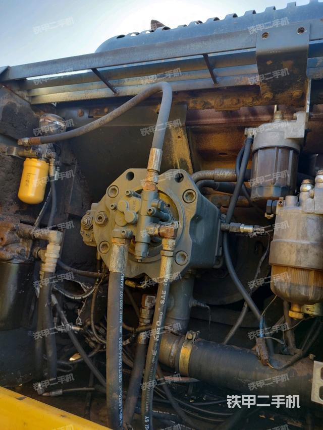 液压泵舱室正面整体（整机外观）