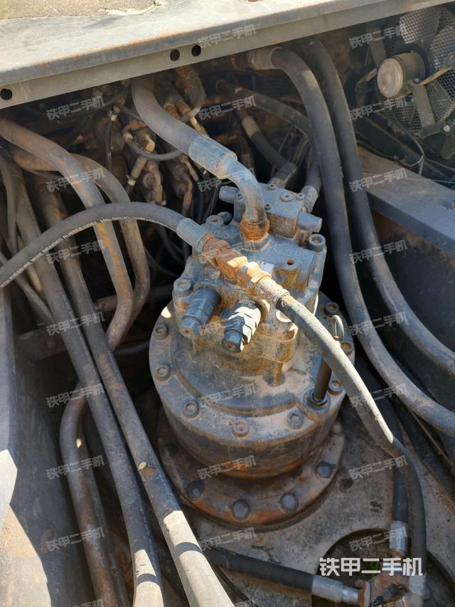 回转马达和主控阀（整机外观）