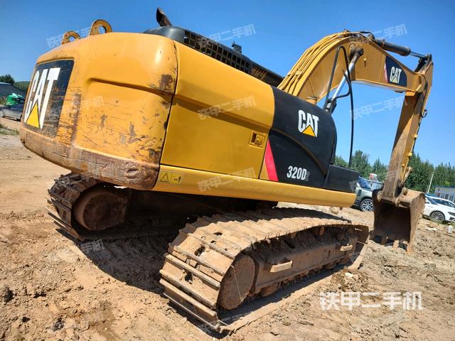 卡特彼勒320D2液压挖掘机的设备实拍-第2张实拍照片
