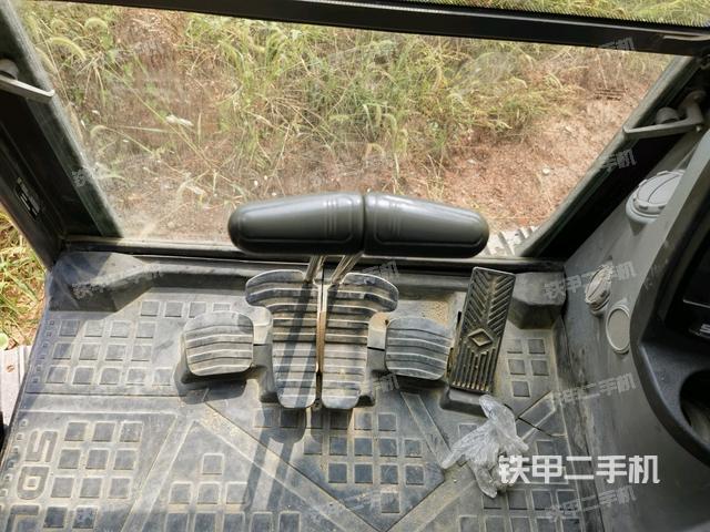 行走控制手柄和踏板 俯拍(驾驶室部分) 行走控制手柄和踏板 俯拍(驾驶室部分)