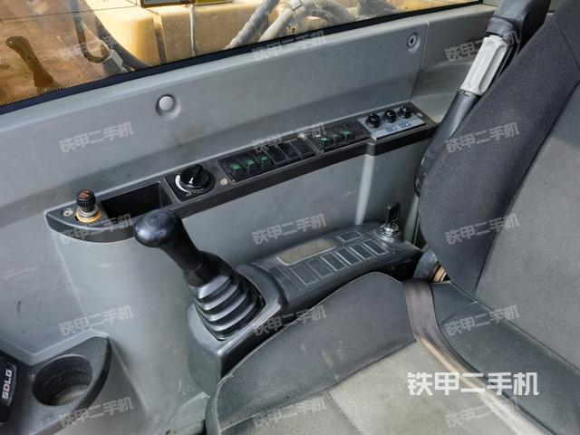 座椅右侧控制台/钥匙门/油门/含右手柄(驾驶室部分) 座椅右侧控制台/钥匙门/油门/含右手柄(驾驶室部分)