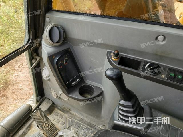 显示屏 (驾驶室部分) 显示屏 (驾驶室部分)