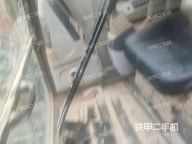 行走控制手柄和踏板 俯拍（驾驶室部分）