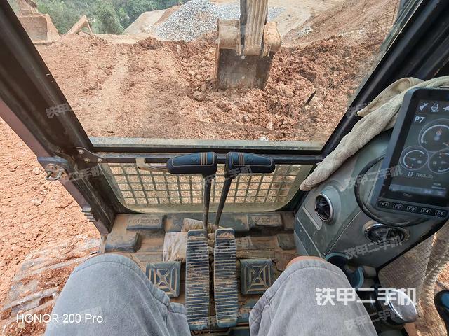 行走控制手柄和踏板?俯拍(駕駛室部分) 行走控制手柄和踏板?俯拍(駕駛室部分)