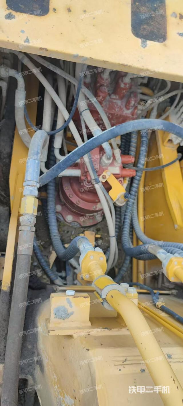 回转马达和主控阀（整机外观）