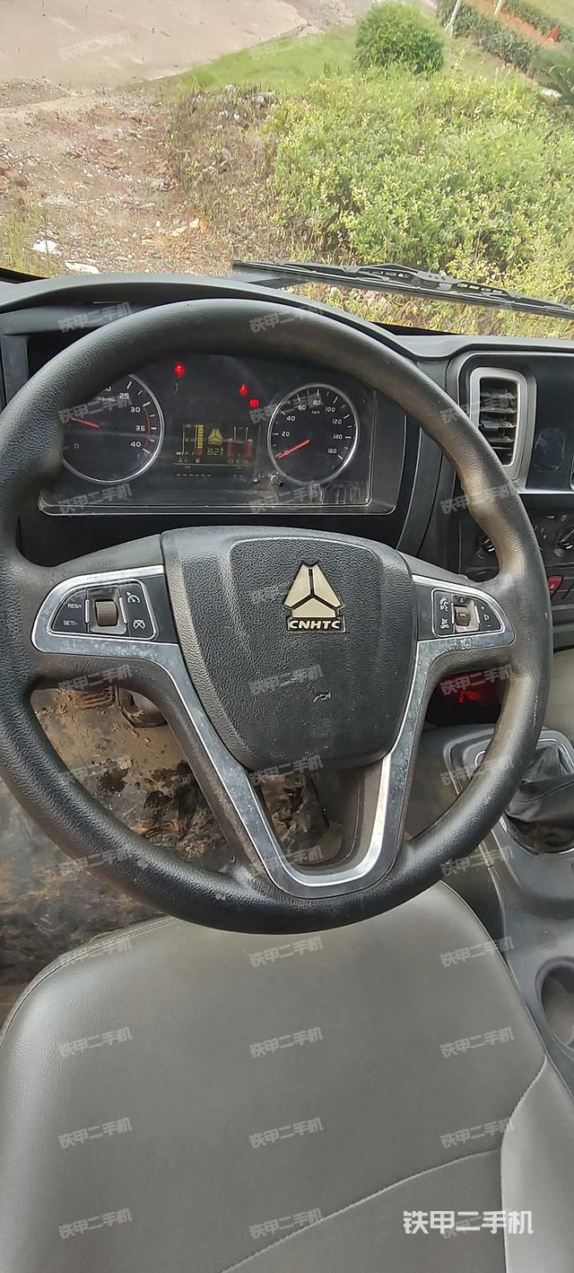 駕駛室操作臺(tái)（設(shè)備外觀及核心部件）