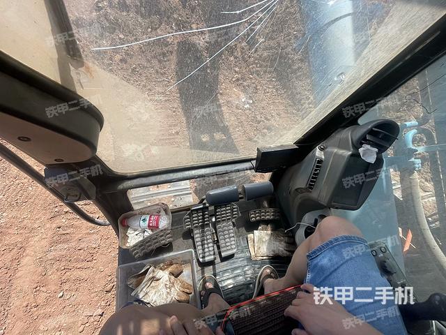 行走控制手柄和踏板?俯拍(駕駛室部分) 行走控制手柄和踏板?俯拍(駕駛室部分)