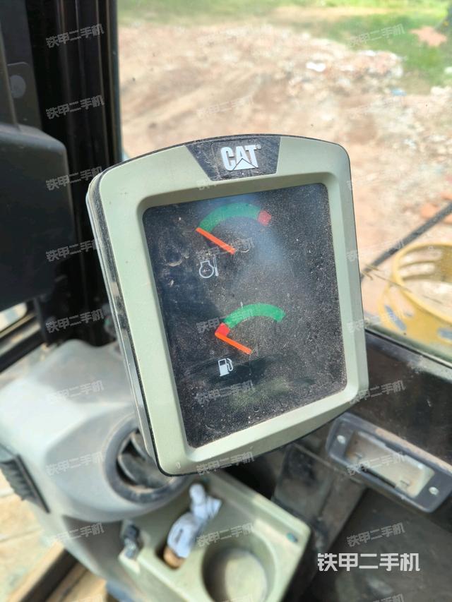 行走控制手柄和踏板?俯拍（駕駛室部分）