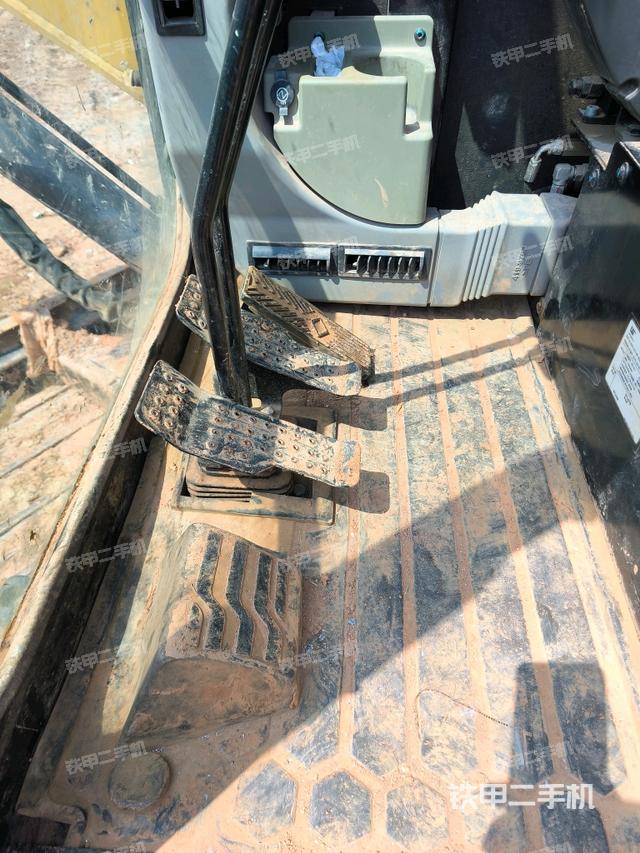 左后方玻璃角標(biāo)（駕駛室部分）