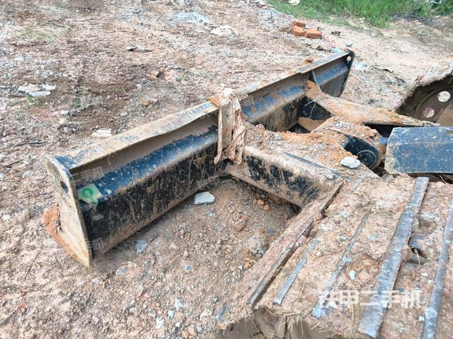 左側(cè)履帶整體?（行走機(jī)構(gòu)）