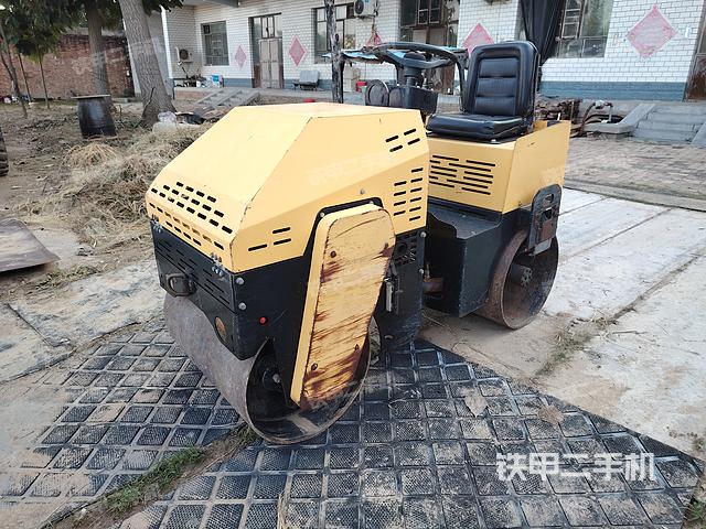 鸿达建工YZC12压路机
