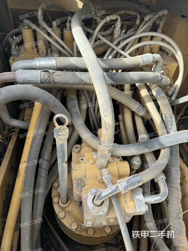 回轉(zhuǎn)馬達(dá)和主控閥（整機(jī)外觀）