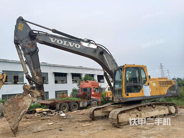 沃尔沃EC240B挖掘机