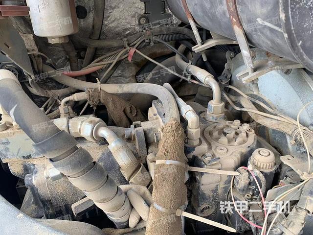 液压泵舱室正面整体（整机外观）