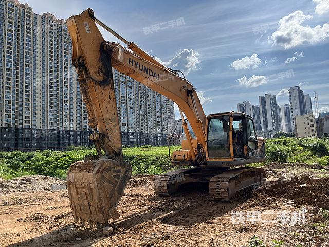 现代R215-9挖掘机
