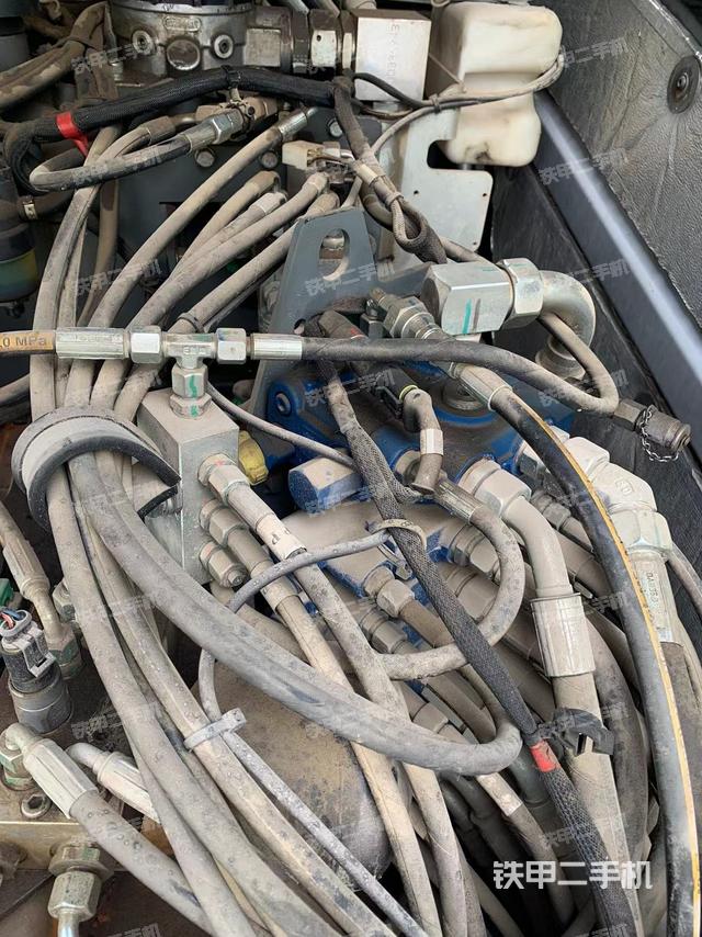 回转马达和主控阀（整机外观）